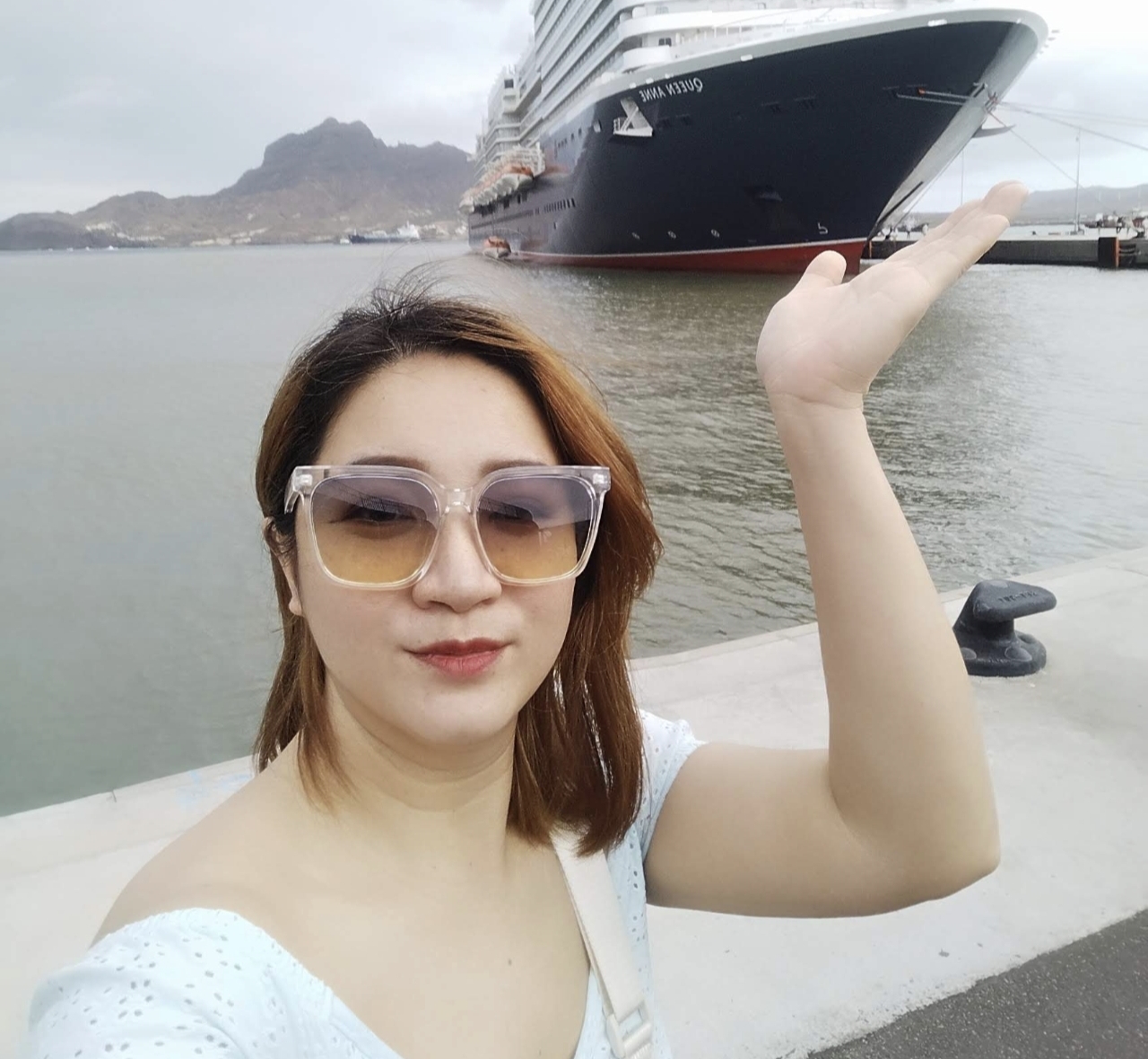 นักเรียนครูรุ้ง — โมโม่ นักเรียน 2024